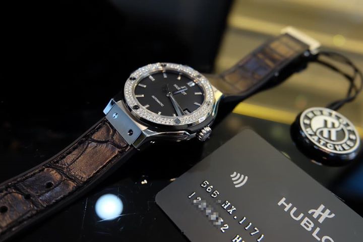 Mua đồng hồ nam cũ nhộn nhịp dịp cận Tết 2 mua đồng hồ nam cũ