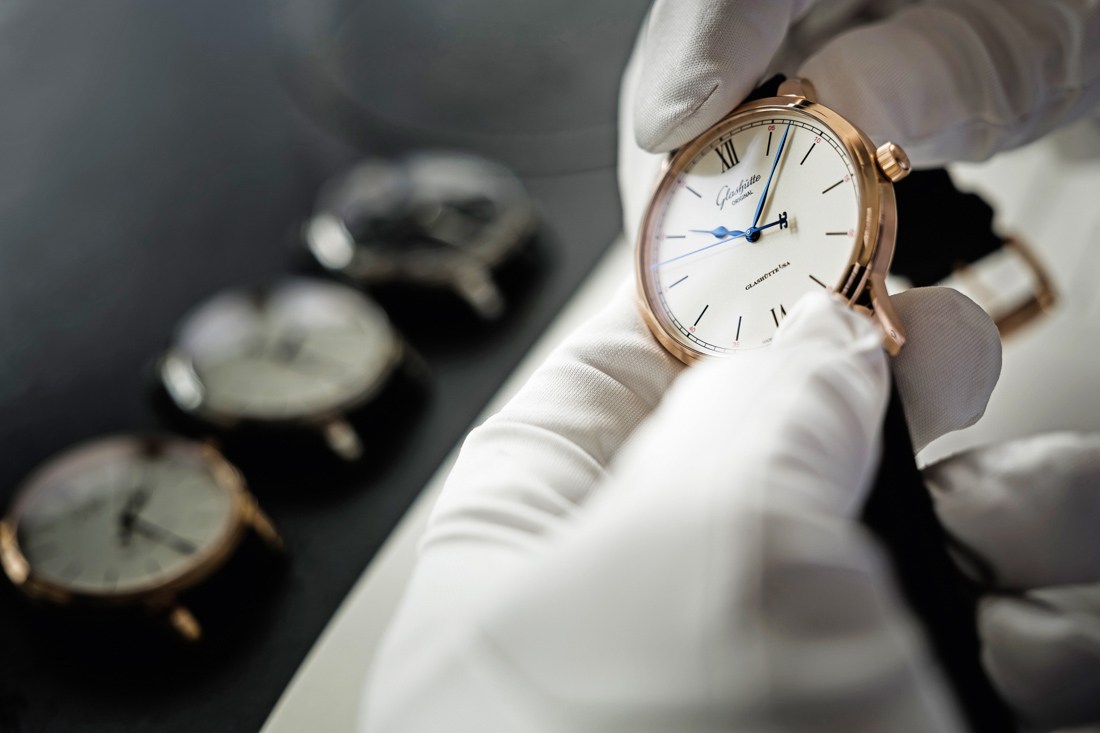 Truy tìm câu trả lời: Mặt kính đồng hồ bị xước bảo hành ở đâu? 2 glashutte original manufacture screw dial movement watchmaker ablogtowatch 22