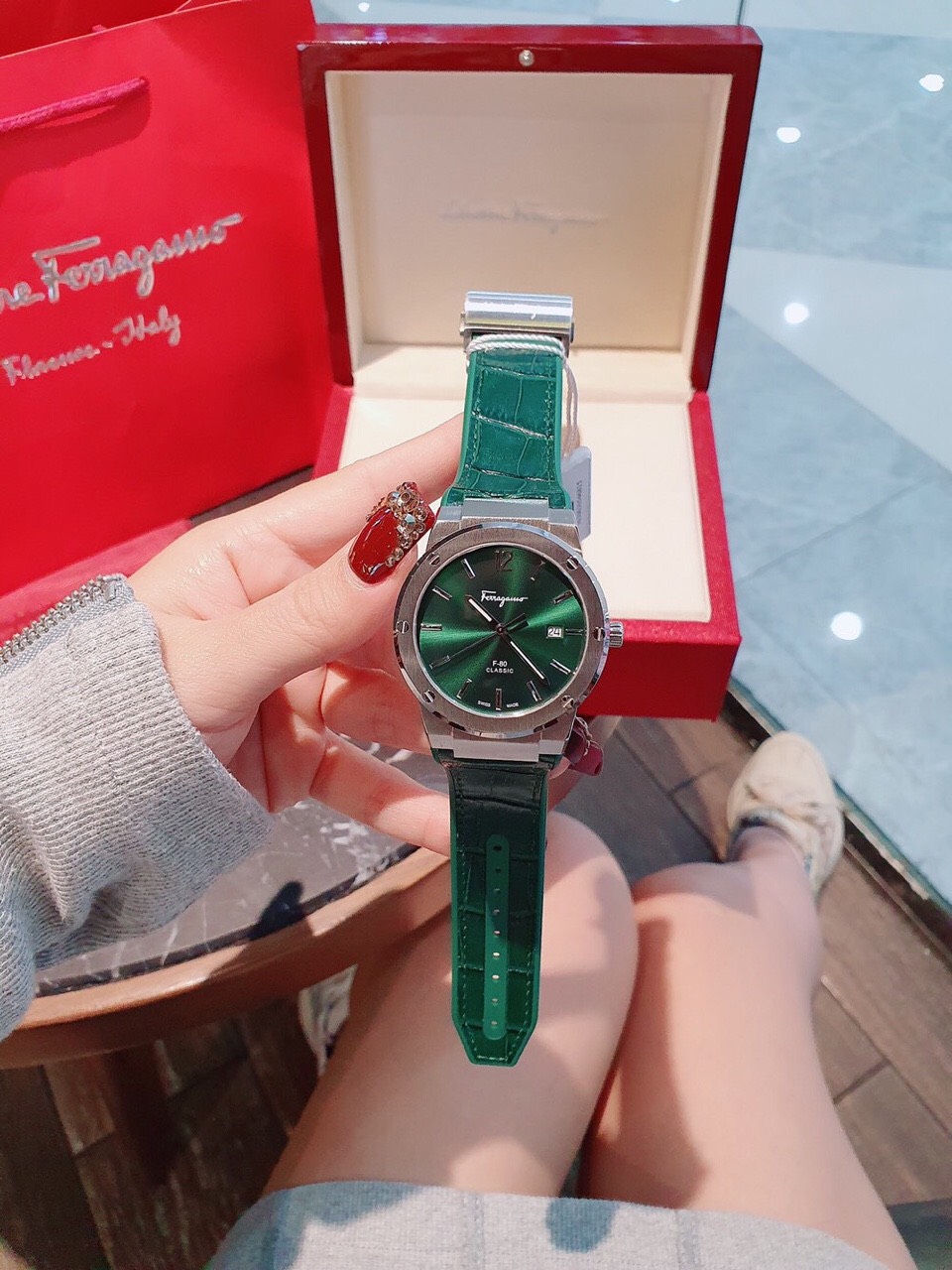 Đồng hồ Salvatore Ferragamo của nước nào? có nên mua hay