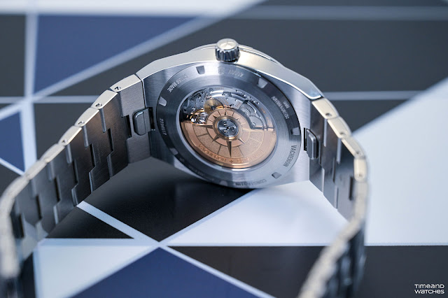 Khám phá chiếc đồng hồ: Vacheron Constantin - Overseas Moon Phase Retrograde Date 9 Vacheron Constantin - Overseas Moon Phase Retrograde Date