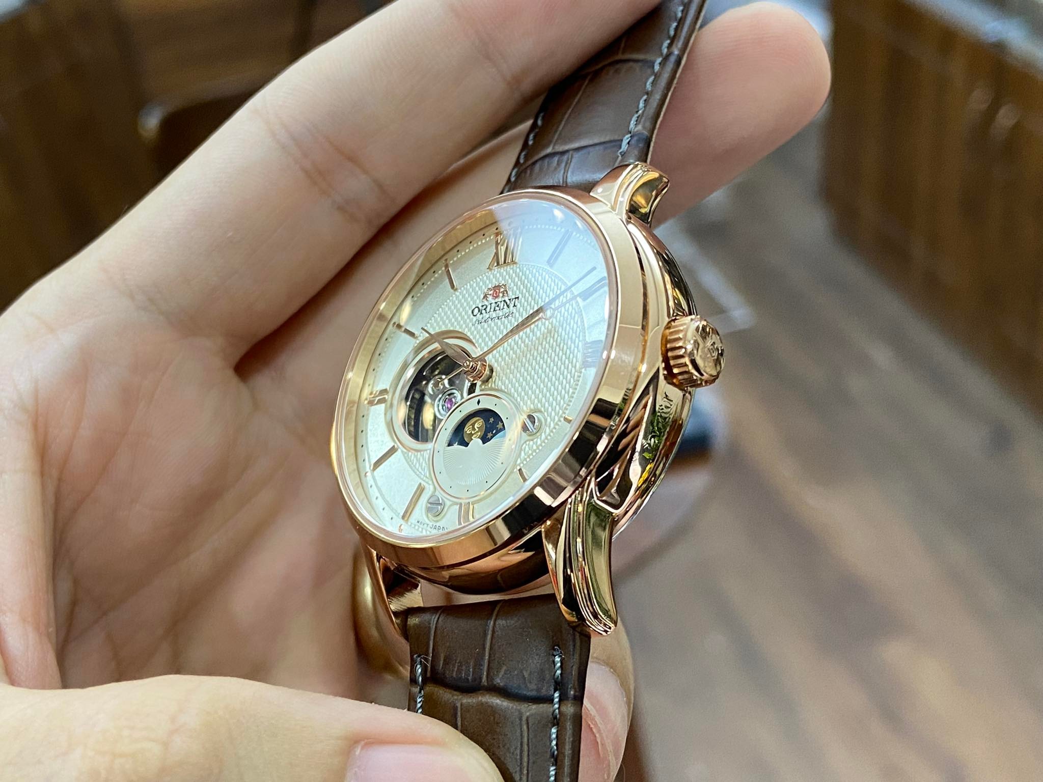 Các tính năng nổi bật của Orient Sun and Moon Gen 4 3 Các tính năng nổi bật của Orient Sun and Moon Gen 4
