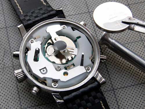 Đồng hồ Quartz có cần lau dầu không? 10 Đồng hồ Quartz có cần lau dầu không?