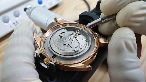 Đồng hồ Quartz có cần lau dầu không? 9 Đồng hồ Quartz có cần lau dầu không?