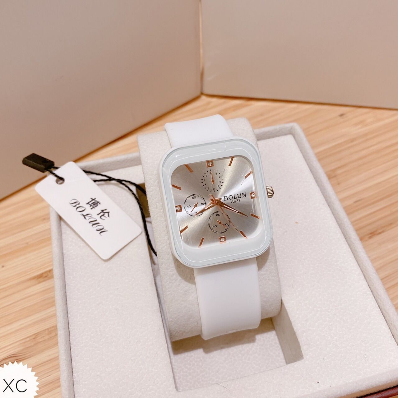 Đồng hồ nữ mặt chữ nhật - Phong cách thanh lịch và đẳng cấp cho phái đẹp hiện đại