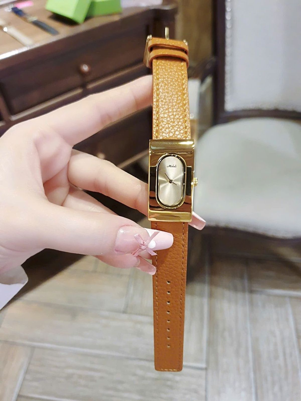 Đồng hồ nữ mặt chữ nhật - Phong cách thanh lịch và đẳng cấp cho phái đẹp hiện đại