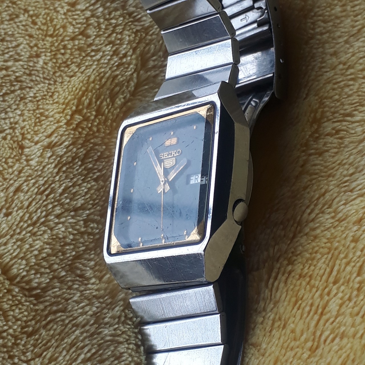 Đồng Hồ Seiko 5 Chặt Góc Lựa Chọn Tuyệt Vời Cho Người Yêu Thích Đồng Hồ Độc Đáo