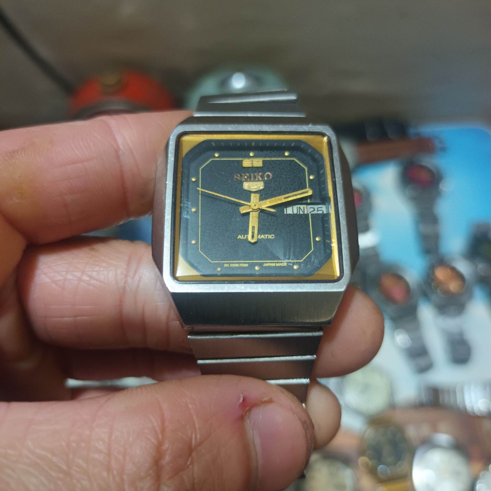 Đồng Hồ Seiko 5 Chặt Góc Lựa Chọn Tuyệt Vời Cho Người Yêu Thích Đồng Hồ Độc Đáo